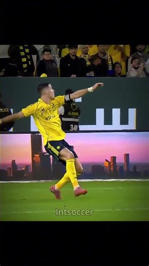 CR7 in yellow shirt are still showing amazing bicycle goal💀