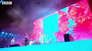 Foals chante "2001" à Glastonbury