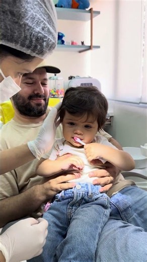 Liz Aprendendo a Escovar os Dentes com a Dentista (10 Meses) #Shorts