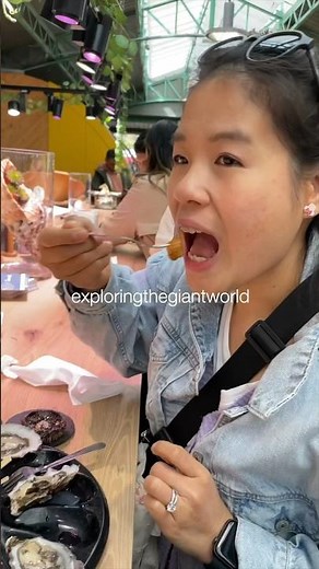 Enjoying Fresh Oysters Paris Farmers Market // Le Marché des Enfants Rouges