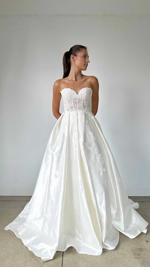 For the brides dreaming of lace, the #awivy gown is for you. With this exquisite gown, classic and intricate merge to create a stunning look. Boutique | @thebrideroom #AllisonWebbNYC #AllisonWebb #ClassicBride #BridalGown #TimelessBride #BridalFashion | Allison Webb New York