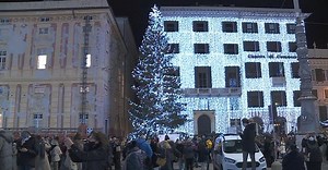 Luci a De Ferrari, acceso l'abete di Natale