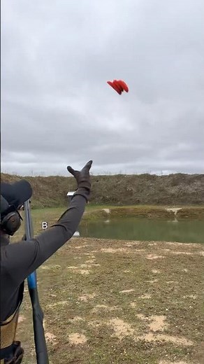Concentration and speed 💥🔫 throwing clay targets #shorts #ludzashootingcenter #sports #target #fyp