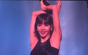 黑色大波浪天生巨星Lisa！亚特兰大第二场《Lalisa 钢管舞 Money》舞台直拍 大屏幕