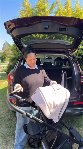 With 1-Sec fold strollers out there WHY is the GENEVA still our best-seller?! 1. The GENEVA is a full-size pram that comes with a newborn-perfect bassinet (up to 9kg), keeping your new baby safe, snug and stylish. 2. The bassinet comes with a slew of features to keep baby comfortable, including UP™ Sit-Up Support, curved base for rocking, washable linings and multiple ventilation panels. 3. Use the GENEVA all the way up to 5 years, or till your bub is 20kg - whichever comes first! 4. ALL accesso