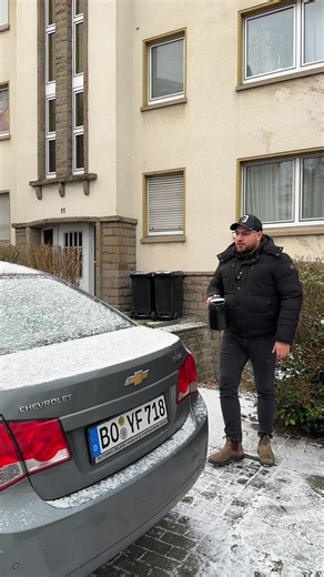 #تنظيف_الثلج #سيارة #ثلج #شتاء إذا كانت سيارتك مغطاة بالثلج، مهم جدًا تنظفه بالطريقة الصحيحة حتى ما تسبب ضرر للسيارة: \t1.\tابدأ من السقف ونزّل الثلج للجهة اللي تحت عشان ما يرجع يتجمع. \t2.\tاستخدم فرشاة ناعمة أو أداة مخصّصة للثلج، وتجنّب استخدام الأشياء القاسية اللي ممكن تخدش الطلاء. \t3.\tلا تستخدم الماء الساخن نهائيًا، لأنه ممكن يكسر الزجاج بسبب فرق الحرارة. \t4.\tنظف الزجاج، المصابيح، والمرايا بشكل كامل عشان تكون الرؤية واضحة أثناء القيادة. \t5.\tإذا كان فيه ثلج متجمّد (جليد) على الزجاج، است