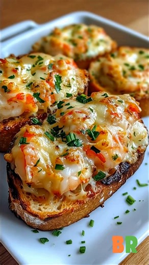 Shrimp & Crab Texas Toast Bomb Melts 🍤🦀 Cheesy, crispy, seafood-loaded toast that disappears in minutes. This one is pure party food energy and totally viral-worthy. Ingredients : * 1 loaf of Texas toast * 1 cup cooked shrimp, chopped * 1 cup crab meat, shredded * 1 cup cream cheese, softened * 1 cup shredded mozzarella cheese * 1/2 cup mayonnaise * 1 tablespoon lemon juice * 1 teaspoon garlic powder * 1 teaspoon Old Bay seasoning * 1/4 cup green onions, chopped * Salt and pepper to taste How 