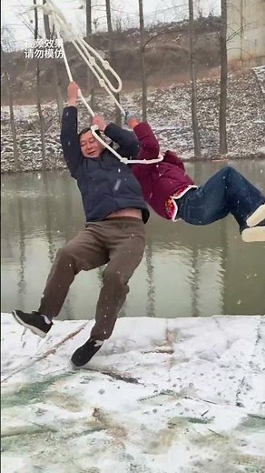Playing with a rope on a snowy day is sensational! #Swing on water #My rural life