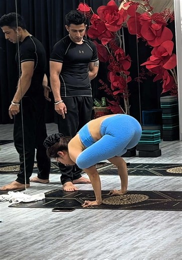 🧘‍♂️ ADVANCED YOGA CLASS | LỚP YOGA NÂNG CAO Every Saturday | Thứ Bảy ⏰ 9:30 – 11:00 AM For practitioners who want to level up seriously 💪 Dành cho người tập yoga lâu năm muốn đi sâu & đúng kỹ thuật ✨ What you’ll learn | Nội dung lớp học: 🔹 Arm Balance & Handstand 🔹 Backbend & Deep Stretch 🔹 Twisting & Advanced Asana 🔹 Alignment & Anatomy (kỹ thuật giải phẫu) 🔹 Breathing & Body Control 👥 Small group – chăm sóc kỹ – hiệu quả cao 🔥 Phù hợp nếu bạn tập lâu nhưng chưa thấy tiến bộ rõ ràng �