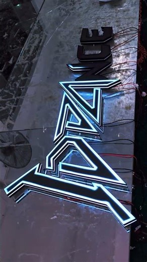 Creative advertising signs: light up the city night sky and convey brand power! #signagedesign