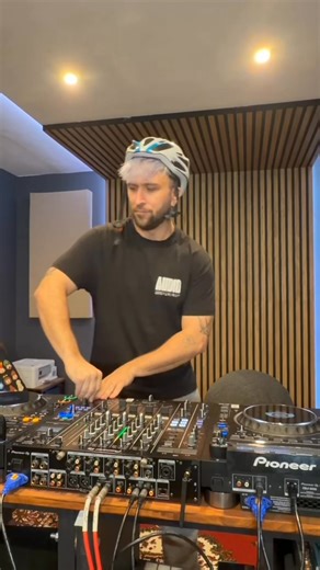 93K views · 941 reactions | Une dernière fois après j’arrête  Track: flkn_music - I Need Acid Again #technomusic #rave #hardtechno #electro #techno | Felckin | Facebook