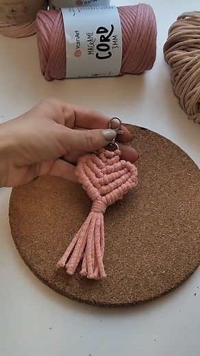 @macramebydori | Makramé szívecskes kulcstartó ❤️💚🩵🤍 Teljes videót megtalálod a YouTube csatornámon #macrame #makramé #macramemaker #macrametutorial... | Instagram