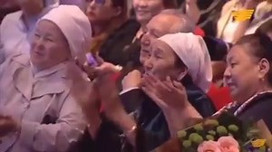 786K views · 45K reactions | Dimash cantando con sus padres !! Hermoso y emotivo momento !! Bellísima familia !!!   @dimash.taichan Post by Sella Mayan | Dimash World | Facebook