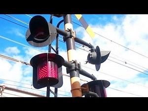 踏切。電球6灯、LED2灯の警報灯。 Railroad crossing, Light bulb and LED. Osaka/Japan.