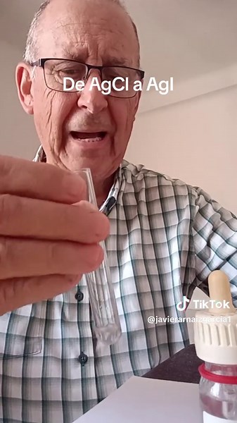 Se muestra la solubilidad de AgCl en NH3 y la reacción de la disolución con NH4I. #quimica #AgCl #NH3 #[Ag(NH3)2]Cl #NH4I #AgI #aprendecontiktok