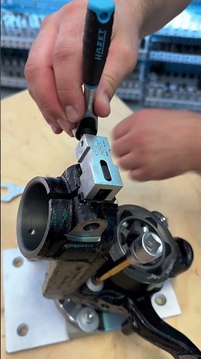 Unverzichtbarer Bestandteil jeder Werkstatt - der Universal Spreizer 4912-5N