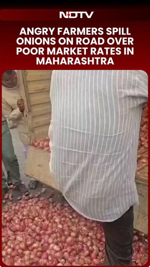 Farmers in Maharashtra’s Chhatrapati Sambhajinagar staged a road blockade protest after onion prices at the Gangapur market reportedly fell to ₹125-130. Angry farmers dumped onions on the road, causing a major traffic jam on the highway for nearly half an hour. Police and market officials later intervened to calm the protesters.