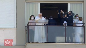 Desde el balcón de la décima planta en el hospital Gemelli de Roma, el Papa Francisco saluda a la multitud reunida abajo para el Ángelus dominical, transmitido en directo en todo el mundo. Les agradece su cercanía y ofrece sus oraciones por los que sufren y necesitan cuidados. | Vatican News