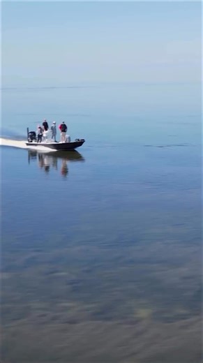 Repost froClear water. Low tides. This is where Micro Draft thrives. #microdraftskiffs #microdraft #shallowwaterskiff #powerpole #minnkota #mercurymarine #boating #fishing #fishinglife #redfish #snook #trout #flatsfishing | Micro Draft Skiffs