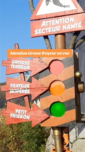 Au revoir les tours jumelles du Parc Astérix Vraiment triste image de la destruction site officiel du parc Astérix @Parc Astérix #parcasterix