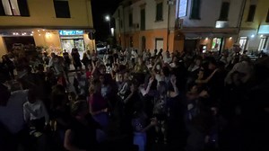 Quasi Mezzanotte, serata alla fine ma la gente non se ne vuole andare… e allora Andrea Prestianni Cantante ci regala qualche momento di “Discoteca “. Tutto questo ma anche molto altro è successo domenica sera alla Serata organizza dal CCN Spianate con la direzione artistica di Televisium! | Televisium