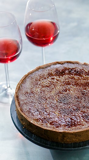 14K views · 29 reactions | •Tart Crème Brûlée Anggur Merah• Sepotong kue tart dengan wine atau anggur merah yang menggiurkan ini semakin menggugah selera dengan taburan gula yang di-torch sehinggal memberikan tekstur crunchy dan lembut juga rasa manis. @tastemade #tastemade #tastemadeid #tastemadeindonesia #tmid #indonesia #redwine #anggurmerah #tart #kuetart #brulee #torch #kuecokelat #chocolatecake | Tastemade Indonesia | Facebook