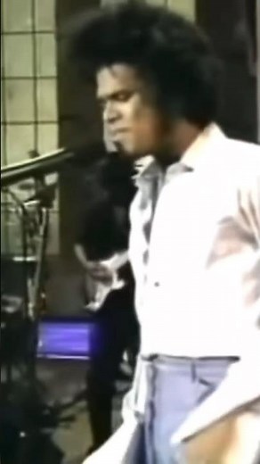 Maxwell performing Sumthin Sumthin