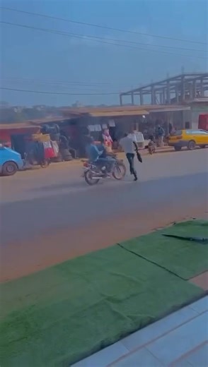 🔴Contrôlez bien la route avant de traverser 👌👌👌 | Terre Des Hommes