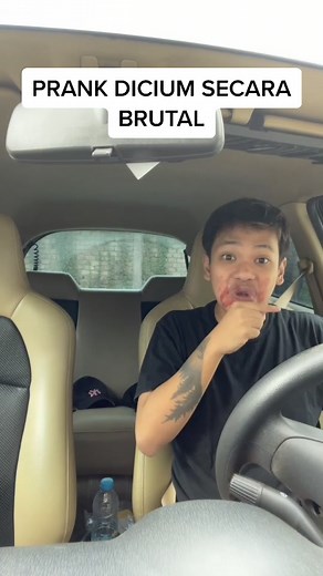 Prank Dicium secara Brutal di Kost Teman | Vito Sinaga
