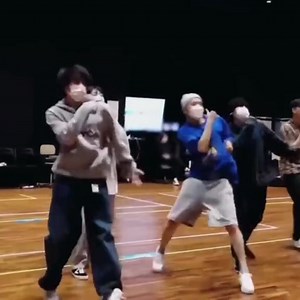 109K views · 8.4K reactions | His sound effects every step  jhope dance leader mode  #everyonehighlightsfollowers #cttocredittotherightfulowner #nocopyrightinfringementintendedmusicbelongstotherightfulowner | Borahae bangtan sonyeondan | Facebook