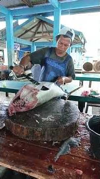 Satisfied ‼️🔥Watching the giant tuna cutting show at the Sorong fish market #fish #fyp #seafood