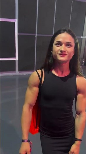 24 years old girl flexes her massive bicep #musclegirl #biceps