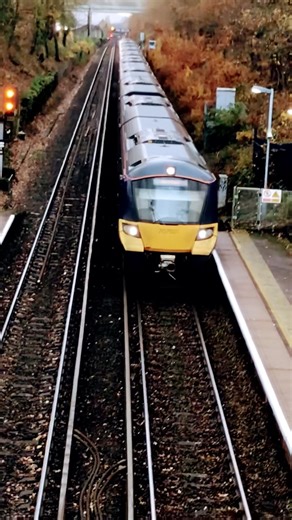 Southeastern Class 707 arriving at Falconwood station #southeasternrailway #class707