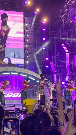 JESSI IN PH 🔥 Korean-American rapper Jessi devoured the stage on Day 2 of Waterbomb Manila 2025 as she performed her hit song “ZOOM.” | GMA News