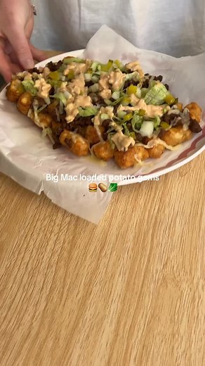 Big Mac loaded potato gems 🍔 Absolutely obsessed with these!! Such a tasty dinner 😍 Ingredients: Potato gems Beef mince Seasonings of choice Shredded cheese Sauce (this is just an estimate as I didn’t measure anything!) 1/4 cup kewpie mayo 1 1/2 tbsp tomato sauce 1tbsp chopped pickles 1tbsp chopped brown onion 1tsp Dijon mustard Splash of pickle juice Toppings: Shredded lettuce Chopped pickles Chopped brown onion Method: 1. Cook potato gems in the oven or air fryer at 200°C for 15-20mins until