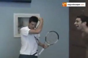 Novak Djokovic imite Rafa Nadal, Roger Federer, Maria Sharapova, Andy Roddick, et d'autres joueurs dans les vestiaires de l'US Open en 2007. Mythique ! | Tennis Legend