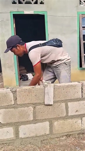 Proses menyusun bata dengan rapi oleh pekerja menggunakan alat sederhana #shorts