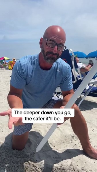 How to put up a beach umbrella 🏖