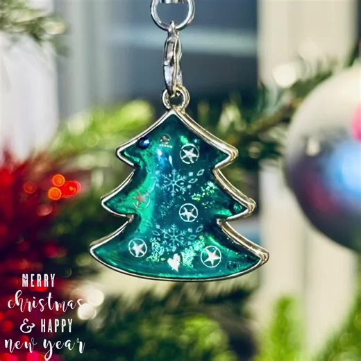 Frohe Weihnachten! 🎄 Ich wollte schnell was weihnachtliches basteln und euch beim Prozess mitnehmen, aber leider hat heute das Mitfilmen nicht so funktioniert wie ich es wollte. Man ist dann extra patschert wenns drauf ankommt und kleckert rum. Naja - das Ergebnis war dennoch recht schön. Die Chameleon Flakes und die Sticker harmonieren ganz gut, das extra Steinchen hätt ich mir aber sparen können. 😜 🫣 😅