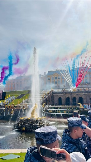 Diego on Instagram: "This is how the Summer Fountain Festival in Peterhof looked this year 🇷🇺 #russia #stpetersburg #peter #peterhof #palace #saintpetersburg #россия🇷🇺 #россия #петергоф #дворец #рекомендации #санктпетербург #петер"