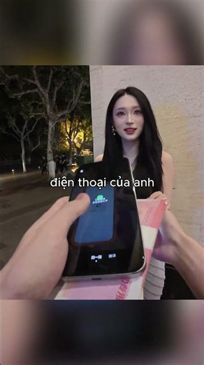 This guy uses a special method to get girls' phone numbers