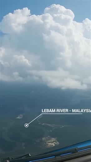 BOEING 777 Stunning LANDING in SINGAPORE #Boeing777 #AviationLovers #CockpitView #SingaporeAirport #FlightExperience #AirlinePilot #LandingGear #TravelVlog #AviationFacts #ExploreSingapore | DutchPilotGirl