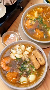 Bụng đói meo meo mà chưa biết ăn gì? Theo chân Sập ghé ngay bánh canh cua Gió nha khách ơi!!!! Cuối năm Tết đến, trời lạnh lạnh, cùng nhau quây quần bên tô bánh canh cua đậm đà hương vị Phan Rang, nóng hổi, thơm ngon topping tươi rói, ăn rồi chuyện trò rôm rả thì còn gì bằng nữa nè!! | Bánh Canh Cua Gió Phan Rang