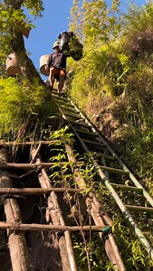 1.4M views · 10K reactions | Ketua memang beda #rinjani #rinjanimountain #hiking #lombokisland #mountain #camping #lombok #gunung #porter | Ren Di | Facebook