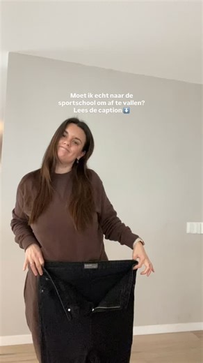 Arianne | -20 kilo and still going!✨ on Instagram: "Moet je naar de sportschool om af te vallen? Nee, en ik ben daar een voorbeeld van. Ik ben -20 kg kwijt zonder sportschool en zonder streng dieet. Hoe? Door te focussen op kleine veranderingen die ik kan volhouden! Dus geen streng dieet. Gewoon vretuhh, maar met matuhh! Thuis workouts en wandelen op de loopband of buiten. Ik doe voornamelijk workouts van @growwithjo 🏋🏻‍♀️ Voor mij is dit echt de perfecte combinatie, zeker met een gezin van 2