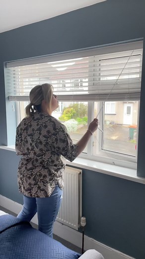 Quick & simple way to clean your venetian blinds #cleanwithme #blinds #cleaning #cleantok