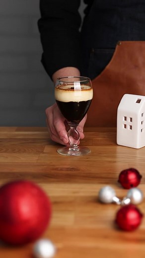Ignite your holiday spirit with our Flamed Irish Coffee! 🔥 This festive drink combines the warmth of Irish Whiskey, the sweetness of caramelized brown sugar, and the kick of double espresso. ☕️ Ingredients: 3cl Irish Whisky 1 stick of brown Sugar Double Espresso Whipped Cream Eggnog Cinnamon and a coffee bean as garnish Preparation: Caramelize the sugar in the glass. Pour the Whisky into the glass, ensuring it is at room temperature. Flambé the whisky within the glass. Extinguish the flames by 