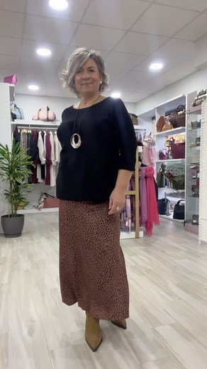 69K views · 3.7K reactions | Sin duda la estrella  de la moda la falda satinada!! Www.fantasiamodaycomplementos.es | Fantasia, moda y complementos | Facebook