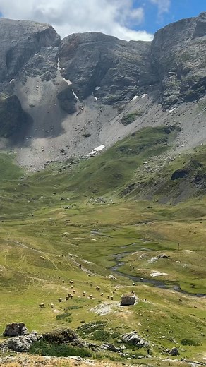 Moins fréquenté que Gavarnie, mais tout aussi grandiose : le cirque de Troumouse est un véritable amphithéâtre naturel, à plus de 2 100 m d’altitude, au cœur du Pays Toy ✨⛰️Possibilité de rejoindre le haut du cirque grâce à un petit train touristique (10 € aller-retour, départ toutes les heures depuis l’auberge du Maillet).🌿 Une balade paisible au milieu des estives, des marmottes, des laquets et des sommets spectaculaires. Calme garanti… et panorama à couper le souffle !📍 Départ : Auberge du 