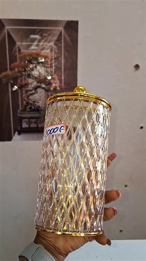 Pot doré élégant pour table